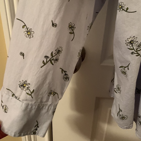 EUC Woman Within blue w/white daisies button down cotton blouse size 3x(30/32) - Picture 3 of 11